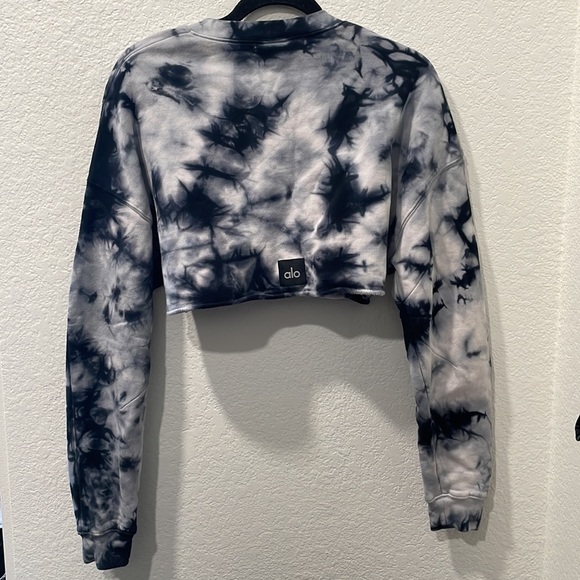 ALO Yoga | Tie Dye Extreme Crop CrewNeck - Picture 5 of 8